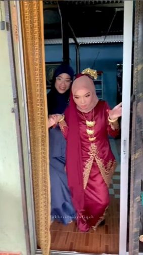 Sebelumnya ia pernah menikah namun sang suami justru memperlakukannya dengan buruk