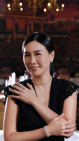 Kini Veronica masih betah sendiri dan memilih menjadi seorang ibu tunggal dari ketiga anaknya