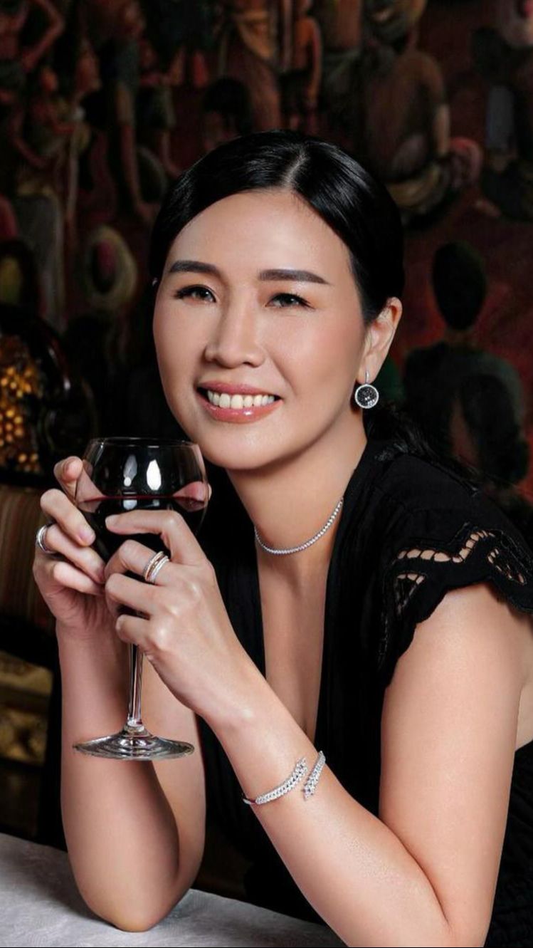 Disisi lain paras cantik Veronica juga kerap menuai pujian lantaran disebut semakin cantik memesona