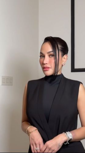 Nikita tampak anggun dalam balutan dress hitam