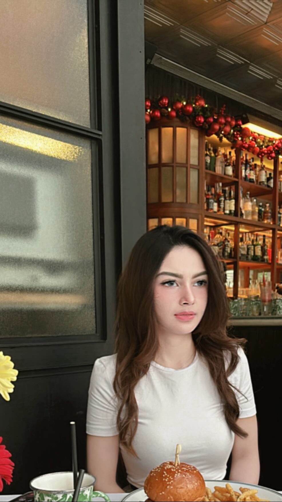 Feby selalu tampak elegan dalam setipa penampilannya