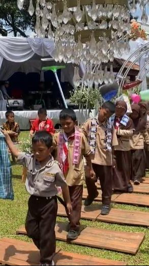 Potret Guru SD Menikah dapat Hadiah Tak Biasa Oleh Anak Muridnya