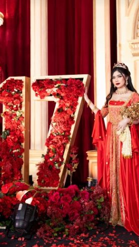 Ada pula dekorasi angka 17 yang dibuat dengan kelopak bunga mawar merah