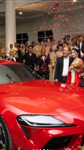 Mobil bernilai fantastis tersebut juga berwarna merah sesuai dengan tema perayaan ulang tahun Tali Kasih