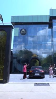 10 Potret Rumah Mewah Mantan Penjual Gorengan di Tengah Kampung, Bak Istana Emas!