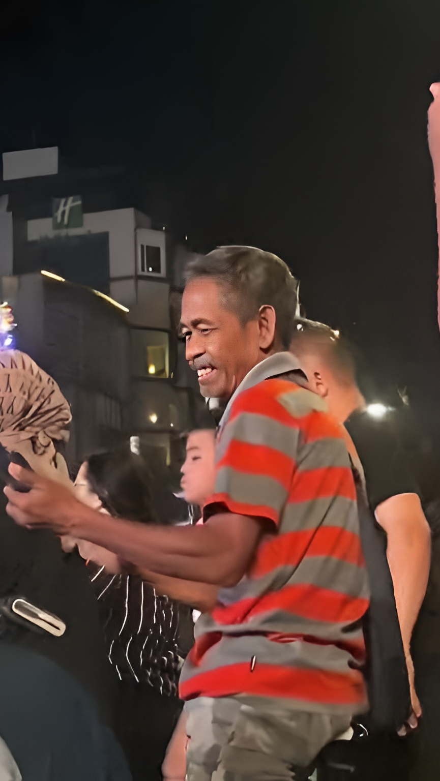 Momen Manis Bapak-Bapak Ajak Istri Nonton Petasan Tahun Baru Lewat Video Call Bikin Netizen Iri