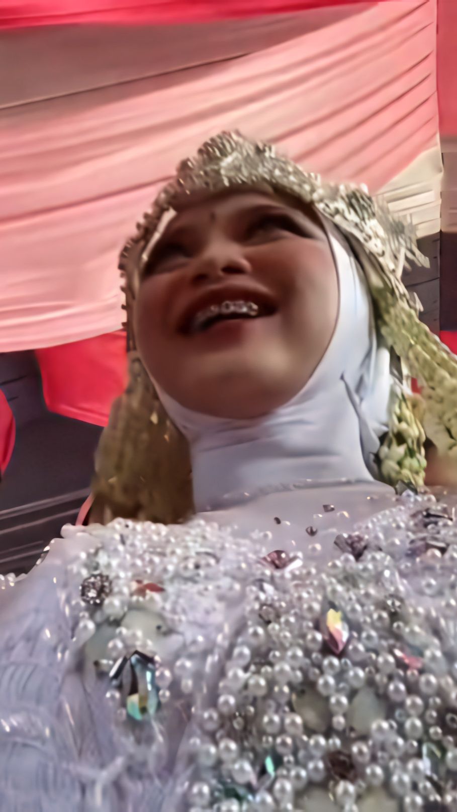 Momen Memalukan Siger Pengantin Sunda Melorot dan Hampir Copot Gegara Ulah Brutal Tamu Rebutan Uang Koin
