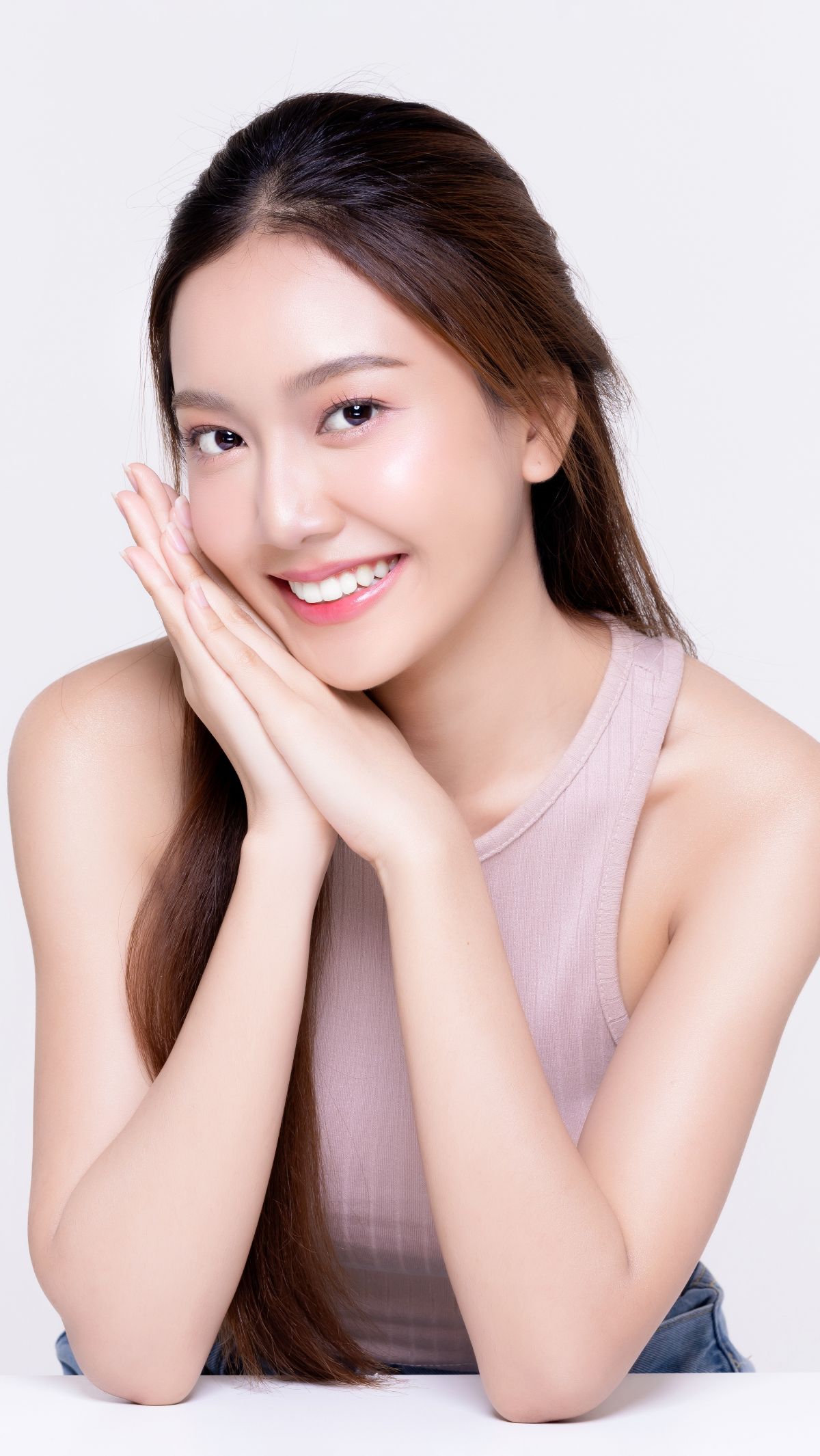 Ketahui Area Wajah yang Harus Pakai Concealer, Caranya Cukup Pakai Senter