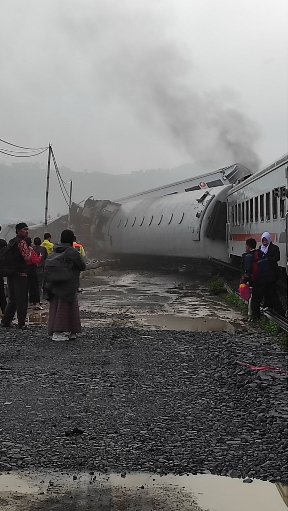 Tabrakan Kereta Di Bandung, 3 Orang Tewas