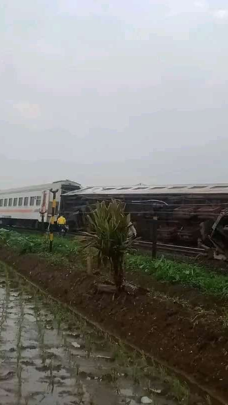 Adu Banteng KA Turangga dan Kereta Bandung Raya, Masinis Terjepit Gerbong