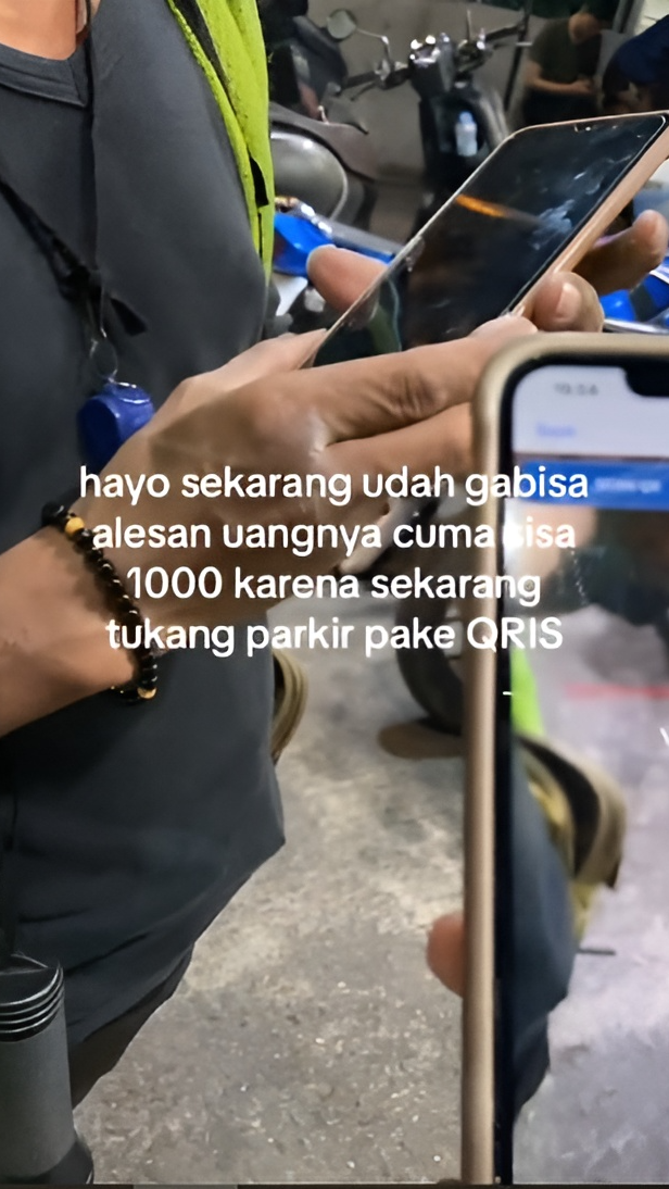 Tak Mau Ketinggalan Zaman, Jukir Ini Pakai Qris Untuk Urusan Bayar ...