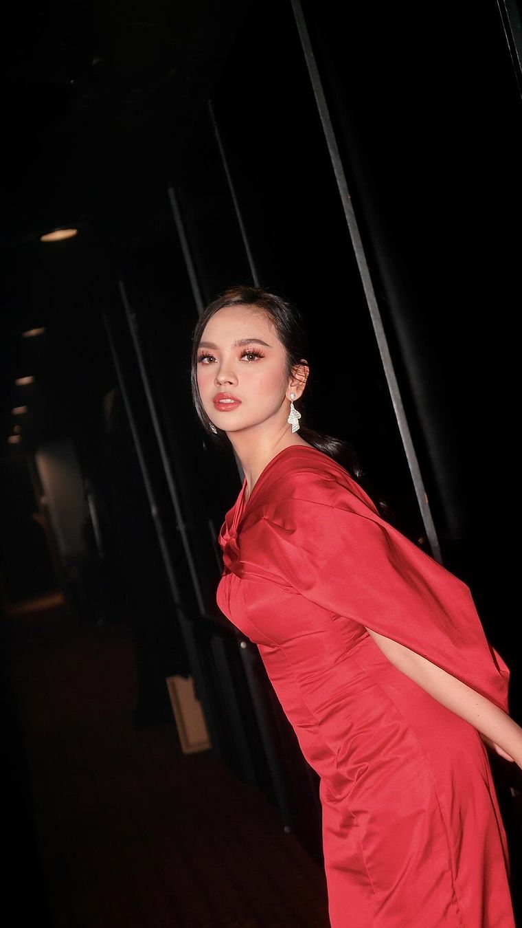 Penampilan Lyodra dalam Beragam Gaya Outfit Stylish, Pose Tiduran di Sofa Bikin Salfok