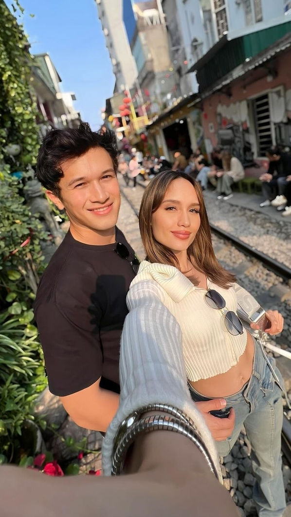 6 Potret Mesra Cinta Laura dan Arya Vasco Liburan ke Vietnam, Didoakan Segera Menikah
