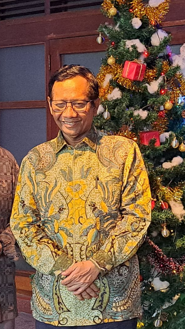 Momen Kocak Mahfud MD Kewalahan Jawab Pertanyaan 'Random' Netizen Saat Live TikTok, dari Dosa Maling Sandal hingga Resep Bebek Madura