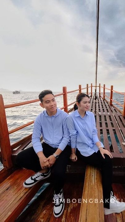 Keduanya tampak asyik menjelajahi keindahan laut dengan menaiki kapal phinisi.