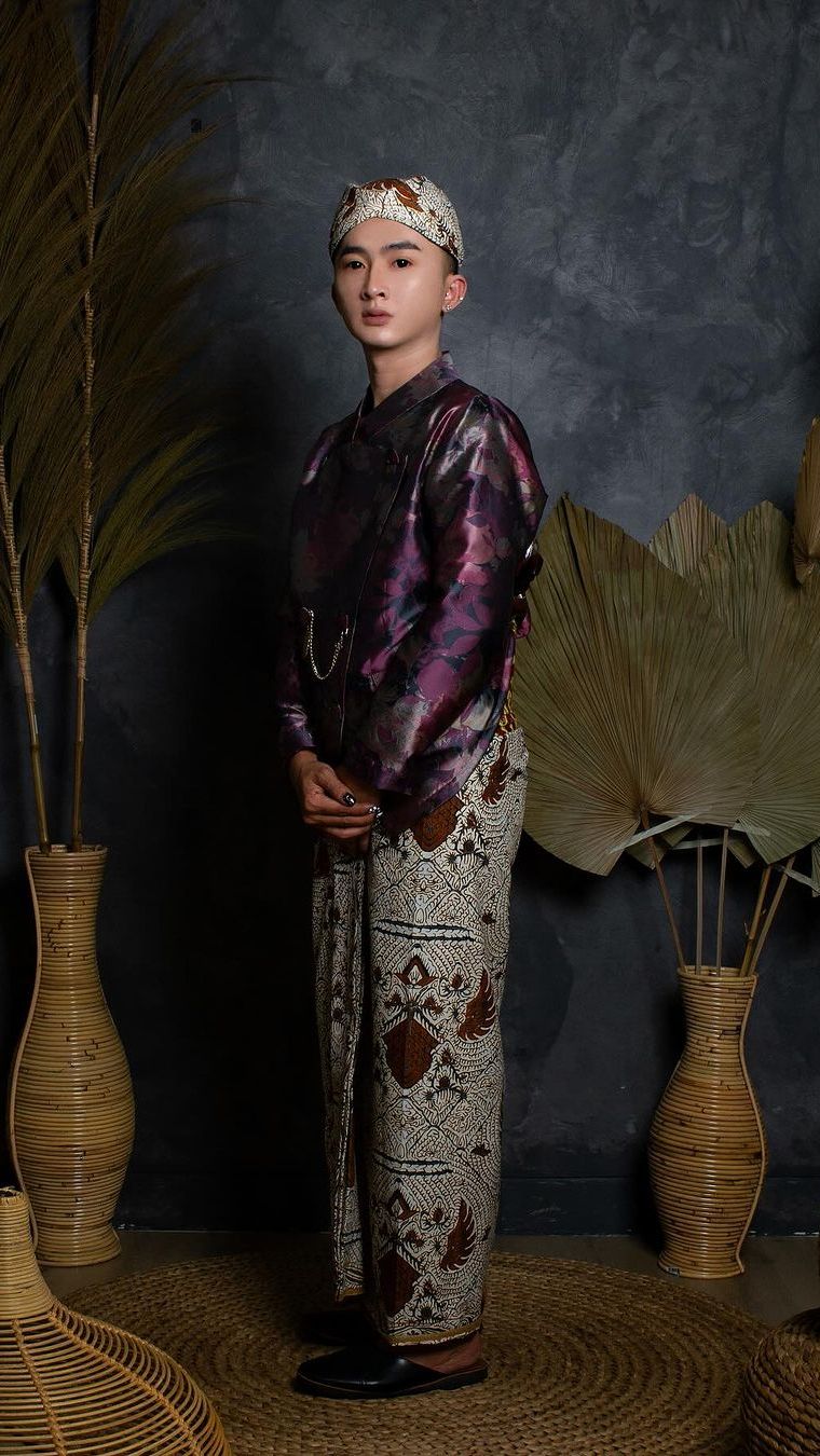 Sensen bercerita bahwa ia sudah siap prewedding, namun calon pengantin perempuan tak kunjung datang.