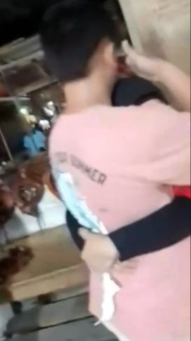 Ia bahkan sesekali mengusap air mata yang terjatuh
