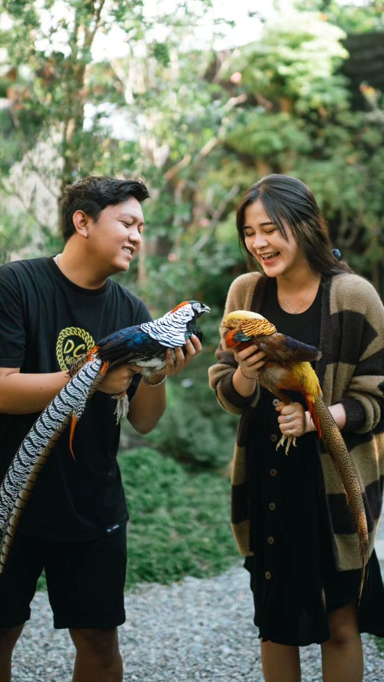 Pasangan ini terlihat kompak mengenakan busana casual warna hitam