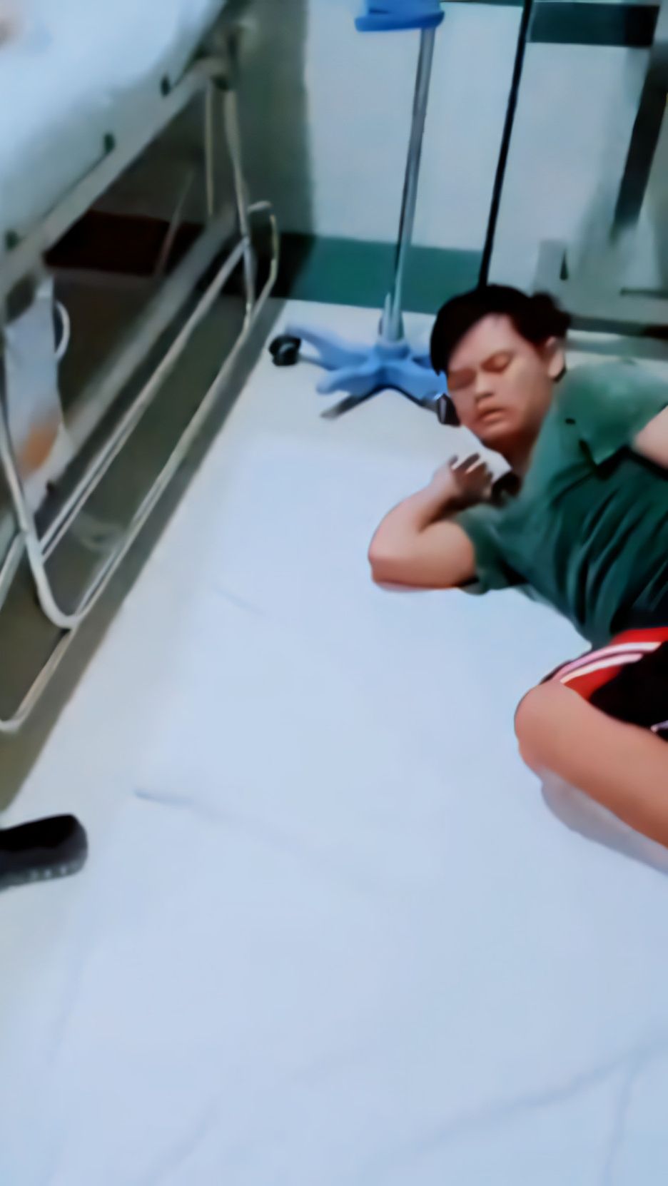 Anak Down Syndrome Ini Rawat Ibunya yang Sakit Jantung di IGD Sendirian dengan Sabar dan Penuh Kasih Sayang