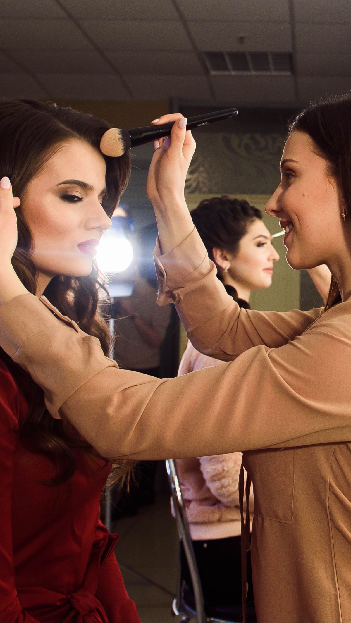 5 Hal 'Haram' Dilakukan Makeup Artist, Penasaran?