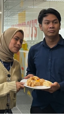 Seru! Momen Wanita Dilamar Teman Sekantor Adu Pantun Viral Bikin Senyum-senyum