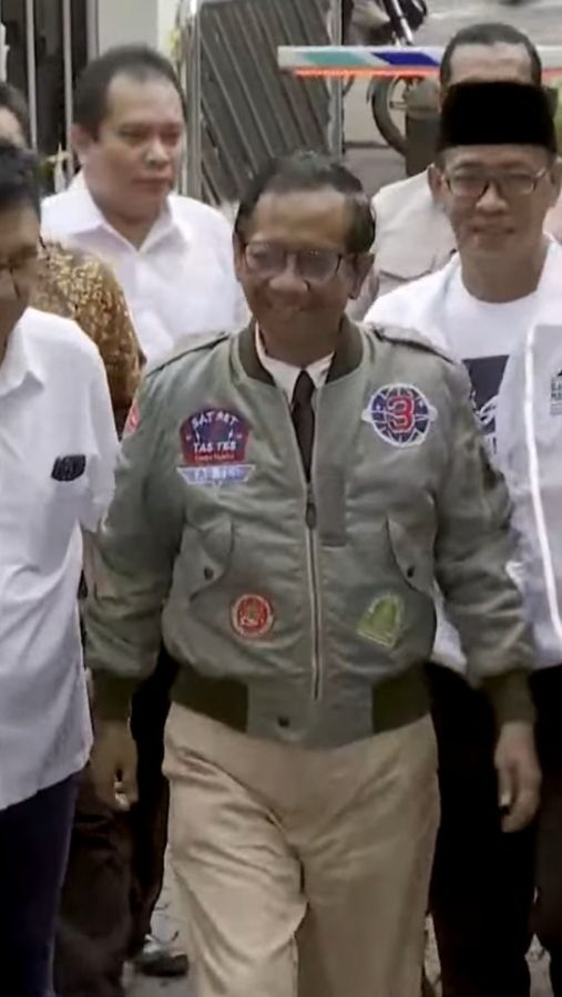 Gaya Modis Ganjar-Mahfud MD Pakai Jaket Bomber Ala Film Top Gun Saat Debat