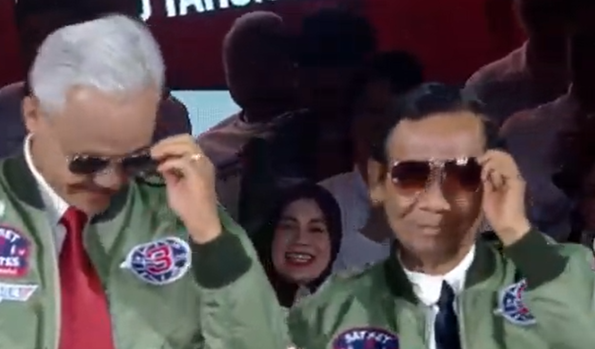 Pose Pakai Kaca Mata Hitam