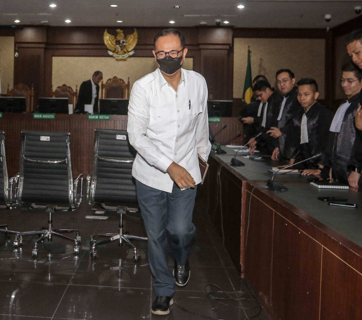 FOTO: Reaksi Wajah Rafael Alun Trisambodo Yang Tertunduk Lesu Usai Divonis Hakim 14 Tahun Penjara