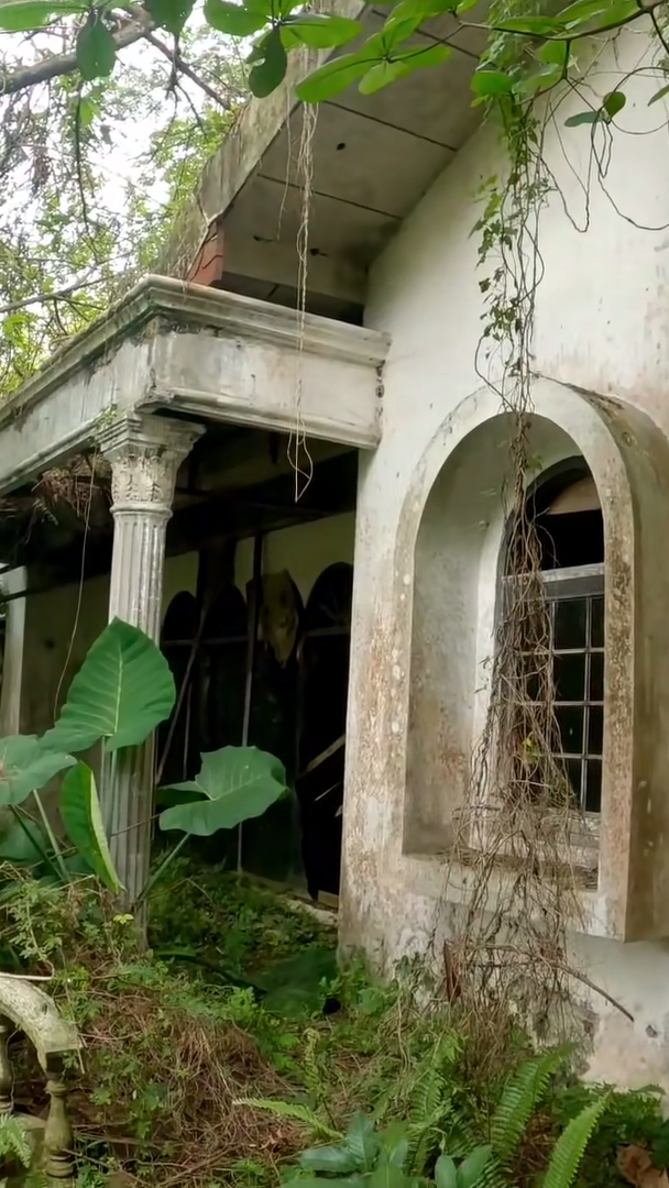 Potret Rumah Mewah Milik Artis Senior, 30 Tahun Terbengkalai Ada Kuburan Korban Banjir Bandang di Halamannya
