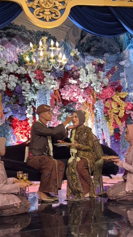Mirip Kisah FTV, Wanita ini Berjodoh dengan Pria TNI yang Tak Sengaja Terekam di Tempat Pecel Lele