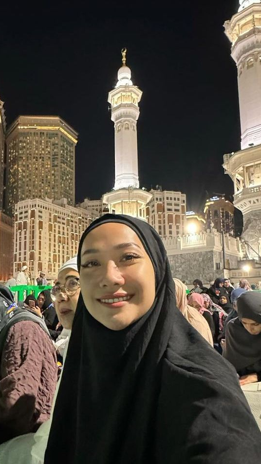Potret BCL Kenakan Jaket Ashraf Sinclair saat Umroh: The Real Definisi Membawa Cinta Kemanapun.