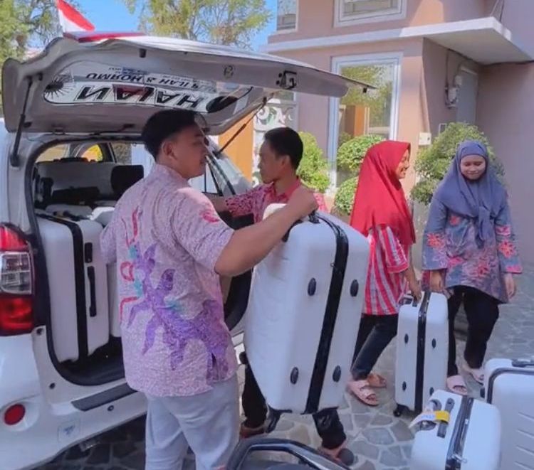 Viral Wanita Berangkatkan Semua Karyawannya Pergi Umrah, Tuai Pujian 