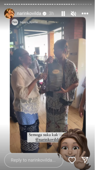Awkarin pun mendapat hadiah dari salah satu pelaku UMKM di Ambon.