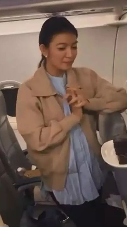 Selvi lantas berdiri dan menerima potongan kue sembari mengucap doa di hari ulang tahunnya.