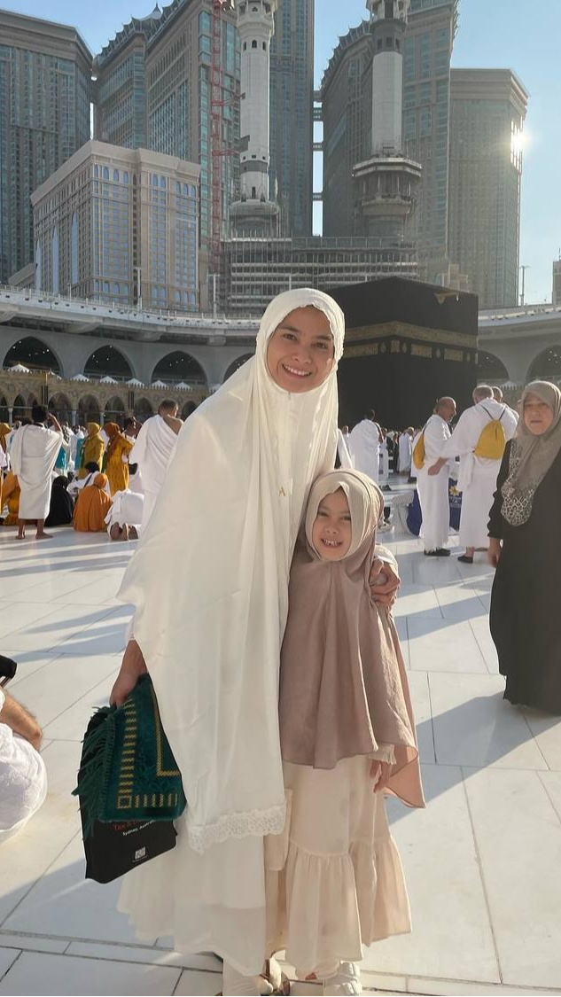 8 Potret Acha Septriasa Umroh Bersama Keluarga, Pakai Sandal di Depan Ka'bah Tuai Sorotan