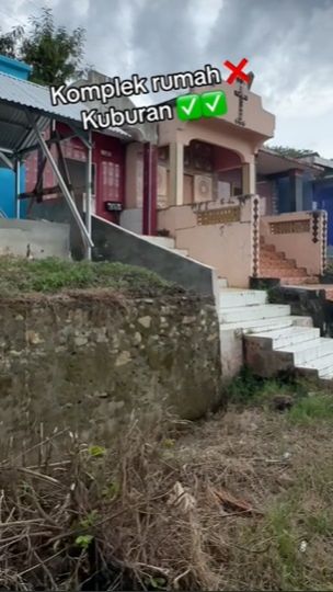Tak ada yang menyangka jika itu adalah deretan kuburan