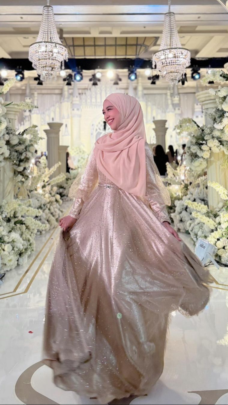 Look 2: Dress Payet Beige