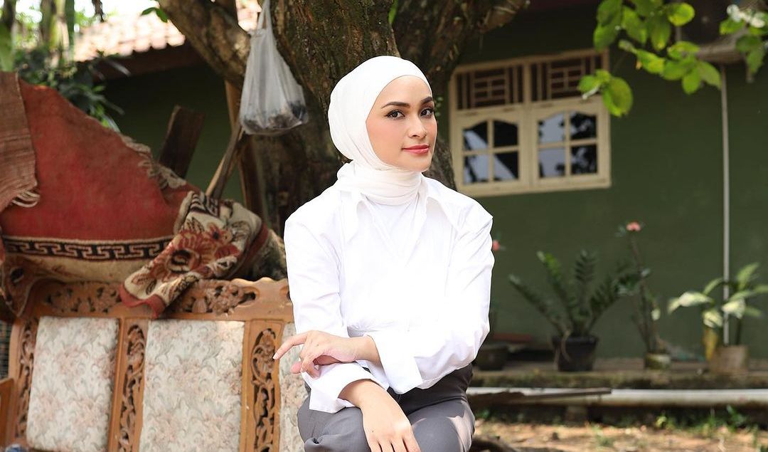 Blus Putih dan Sepatu Costum
