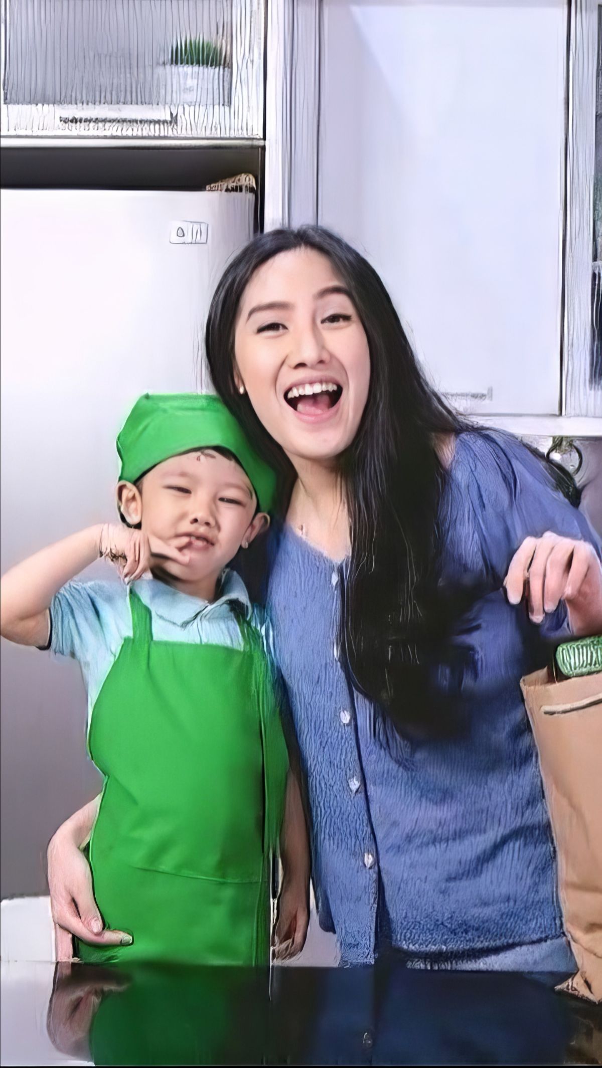 Gelar Tahlilan Buat Almarhum Dante, Penampilan dan Ekspresi Tamara Tyasmara Pas Foto Bareng Jadi Sorotan: 'Vibesnya Kayak Lebaran'