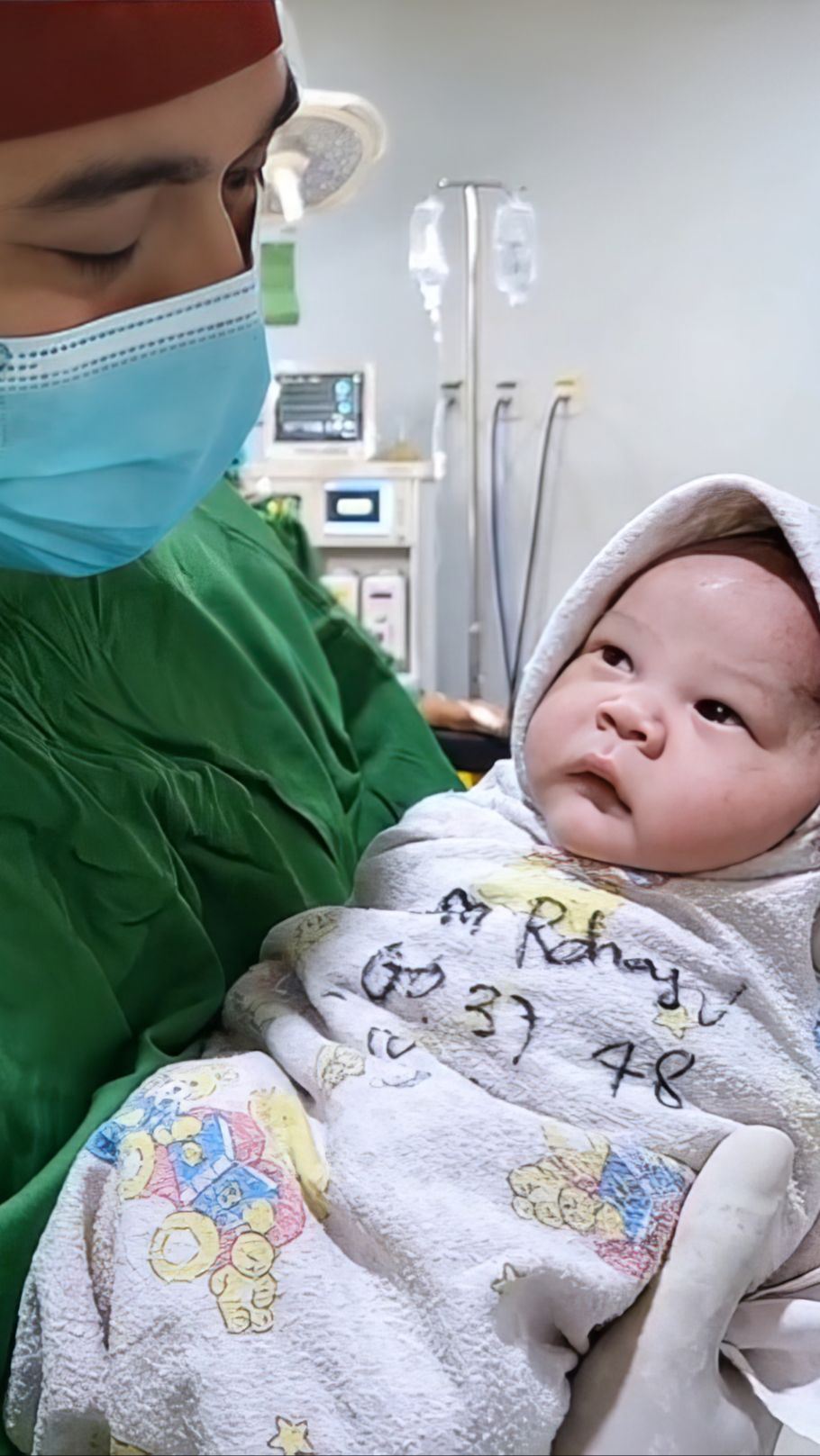 Ternyata Ini Alasan Dokter Sering Telat Praktik, Sibuk Gendong Bayi Lucu dan Cuek yang Bikin Gemas