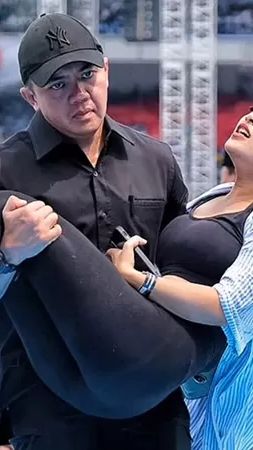 Aksi Mayor Teddy, Ajudan Prabowo Kembali Jadi Sorotan, `Sat Set` Bopong Perempuan Pingsan di Panggung 