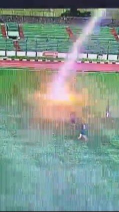 Inalillahi! Pesepakbola Tersambar Petir Saat Bertanding di Stadion Siliwangi Bandung
