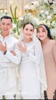 Nah, itulah sederet foto calon mertua Ayu Ting Ting yang cantik dan muda.