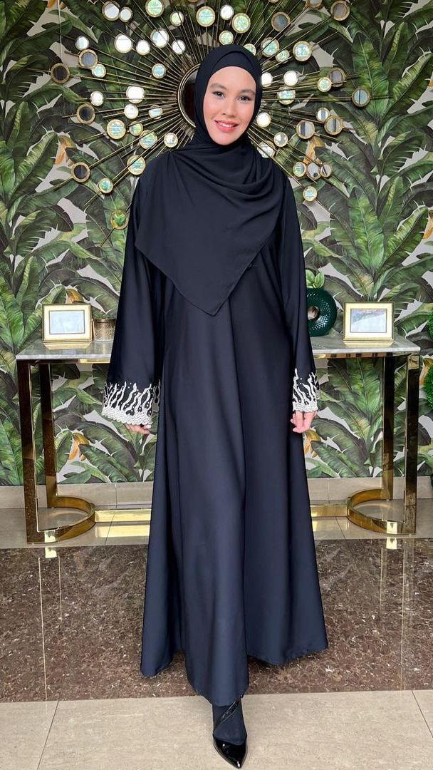 Look Modest Kartika Putri Sambil Jinjing Tas yang Total Nilainya Rp1 Miliar