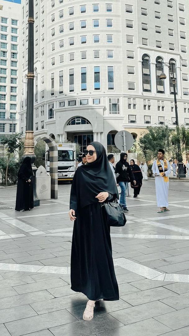 Look 3: Simpel in Black