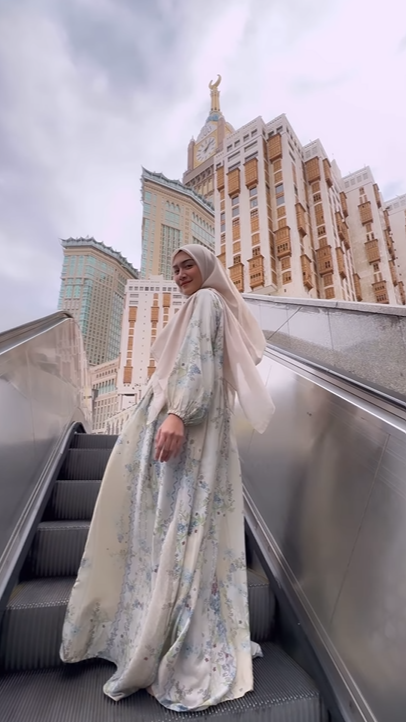 Look 1 : Dress Oat White yang Elegan