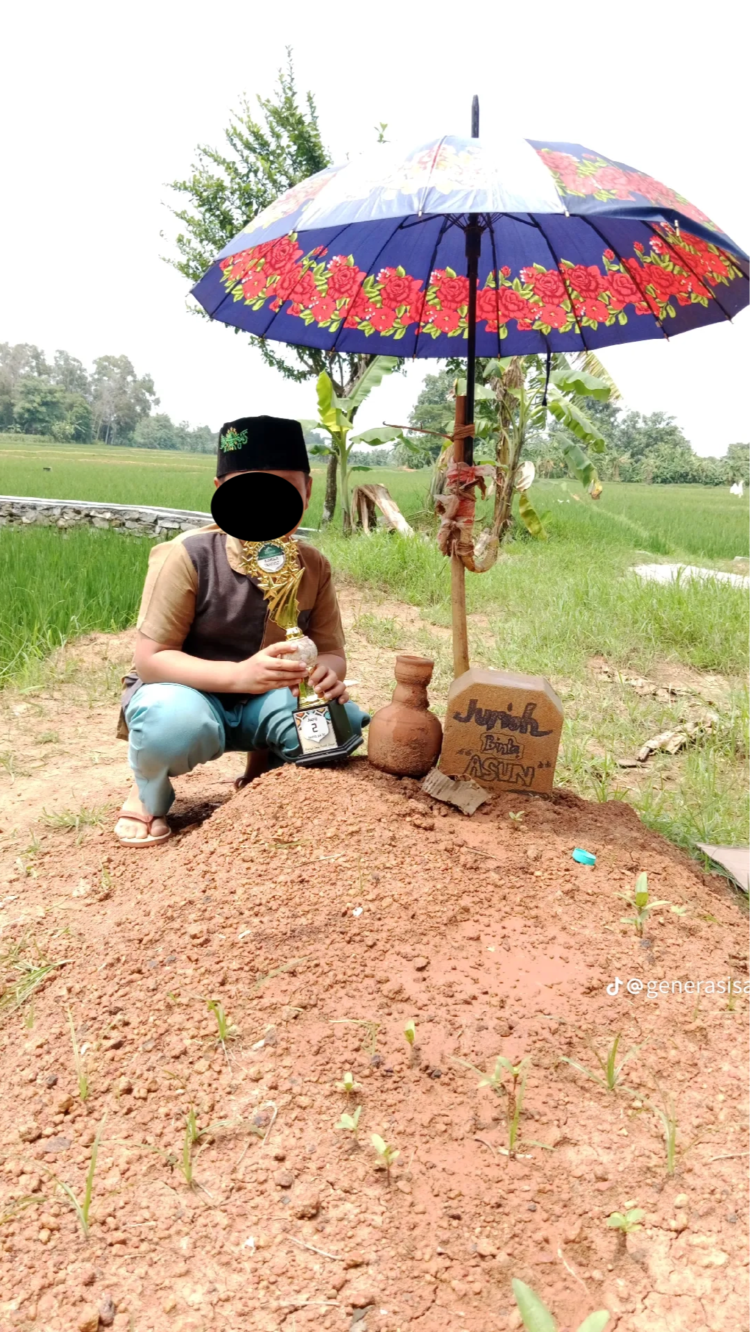Cerita Haru Bocah Bawa Piala Juara Tahfidz ke Makam: Hadiah Buat Mama