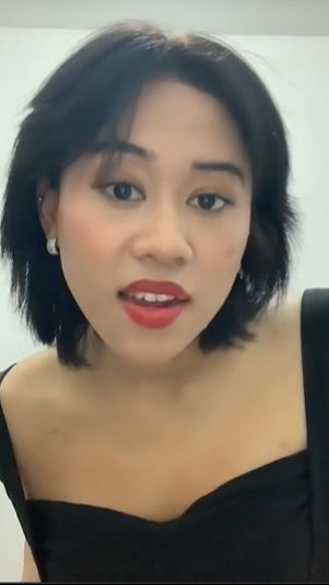 Ia juga memakai riasan yang membuatnya semakin stunning