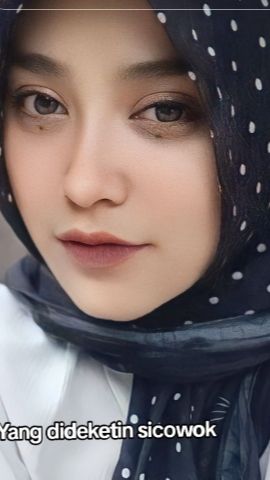 Meski begitu Fey justru melakukan PDKT dengan sahabatnya yang berjilbab motif polkadot