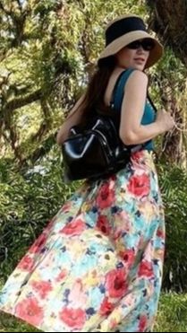 Penampilan Ayu Ting Ting dengan rok bunga-bunga saat liburan ke Banyuwangi.